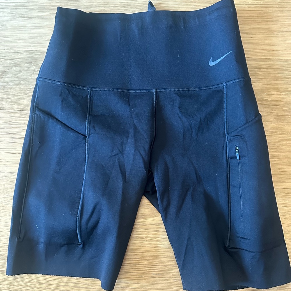 NIKE WOMEN'S GO FIRM-SUPPORT HIGH-WAISTED 8" BIKER SHORTS WITH POCKETS